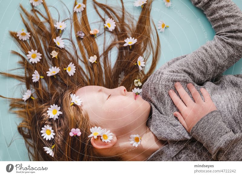 Frühlingserwachen mit Blumen im Haar portrait Haare liegen schlafen märchen elfe blüten Gänseblümchen wecken träumen natur hell licht hoffnung ruhe ruhig leicht