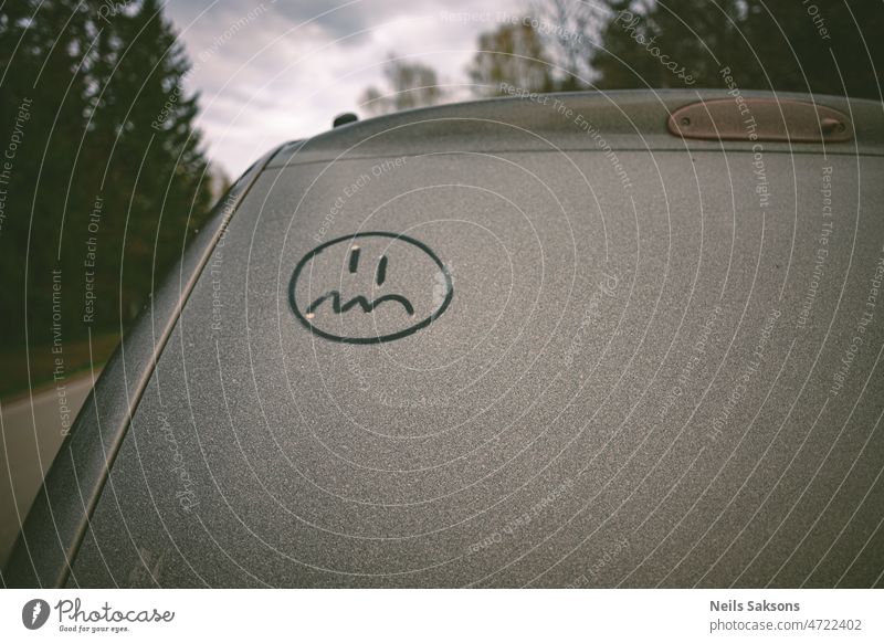 Kunstwerk auf schmutzigem Autofenster Hintergrund Business PKW Mitteilung Konzept Design digital elektronisch Emoji emotional Gerät Gesicht grün Glück Ikon
