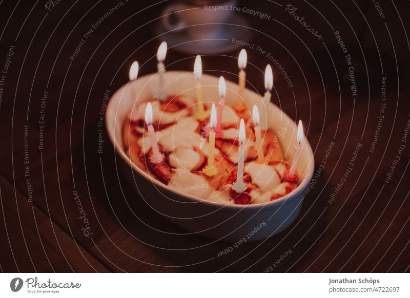 Geburtstagskuchen mit Geburstagskerzen in Backform Geburtstagsfeier Kerzen Kuchen backen gebacken Form Auflaufform Feier Kaffeetrinken Freude Kaffeetisch Tisch
