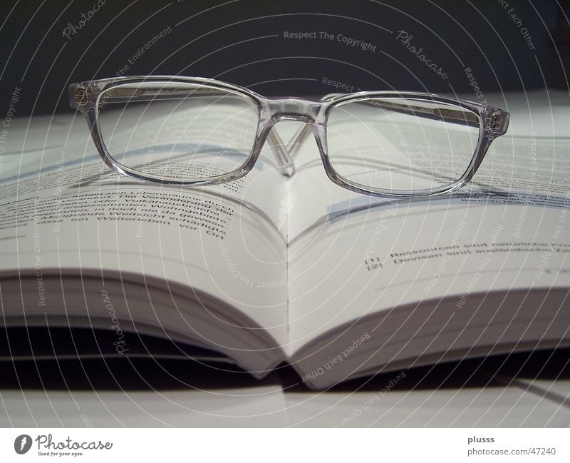 Lesen können Buch Brille Schriftzeichen Genauigkeit Brillengestell aufgeklappt Mietrecht Gesetze und Verordnungen Menschenleer Lesebrille lesen Lehrer
