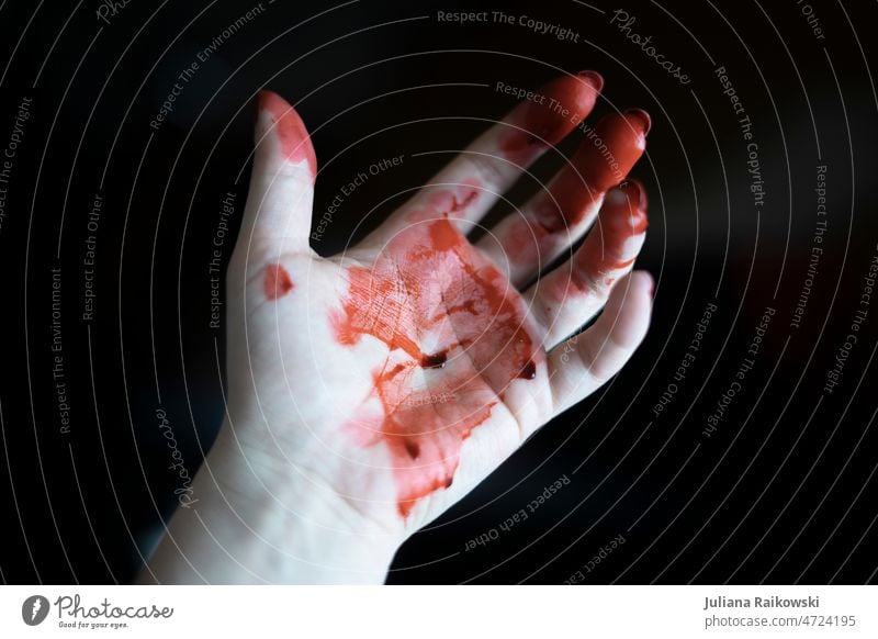 blutige Hand vor schwarzem Hintergrund Blut rot weiß Schmerz Unfall Wunde Haut Gesundheit Nahaufnahme Mensch Finger Farbfoto Gesundheitswesen Frau