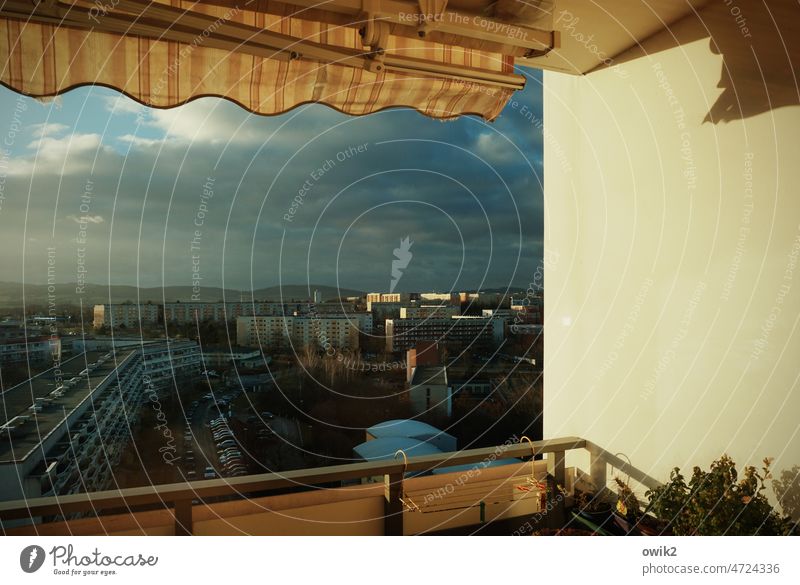 Aussichtsreich Balkonbrüstung Panorama (Aussicht) friedlich Sonnenlicht Farbfoto Markise Detailaufnahme Außenaufnahme Menschenleer Textfreiraum rechts Horizont