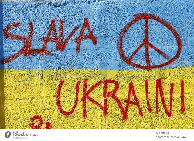 Peacesymbol auf ukrainischer Flagge - ein lizenzfreies Stock Foto von  Photocase