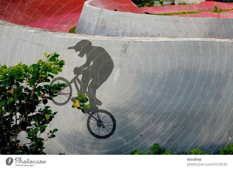 Schwarze Silhouette eines BMXers, der mit Farben an der Wand Skatepark dargestellt ist Sport Person im Freien Aktion Trick Jugend extrem Gleichgewicht aktiv