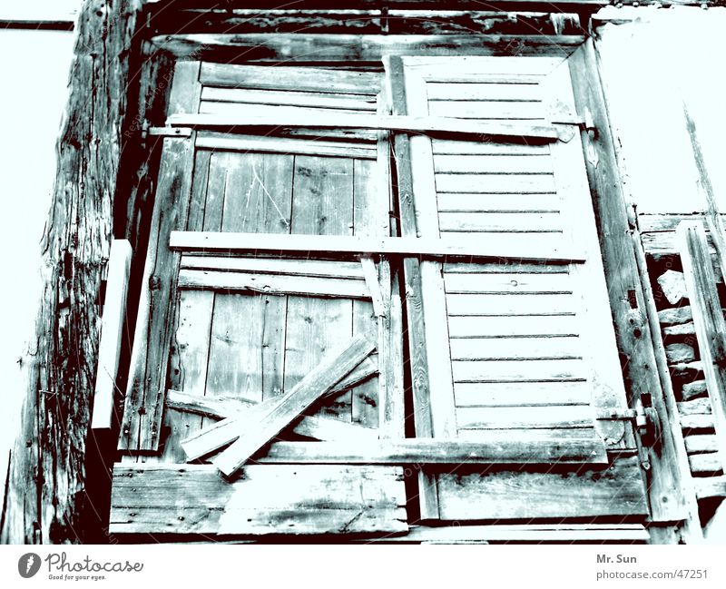 Geschlossen! verbrettert Holz kalt geschlossen dunkel Riegel verfallen Tür Tor Holzbrett vernagelt Spalte Außenaufnahme