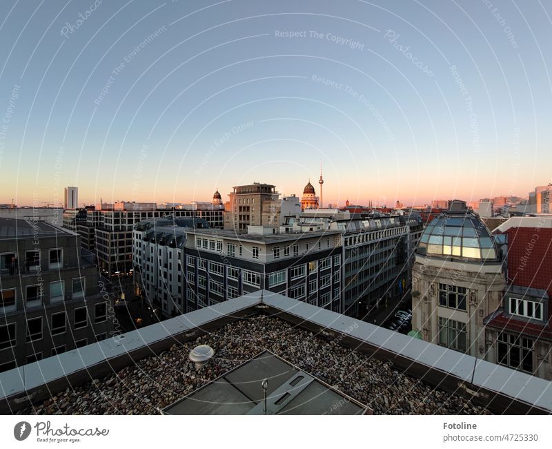 Über den Dächern von Berlin färbt sich der Horizont im abendlichen Sonnenuntergang schon leicht rötlich. Architektur Stadt Berlin-Mitte Hauptstadt Stadtzentrum