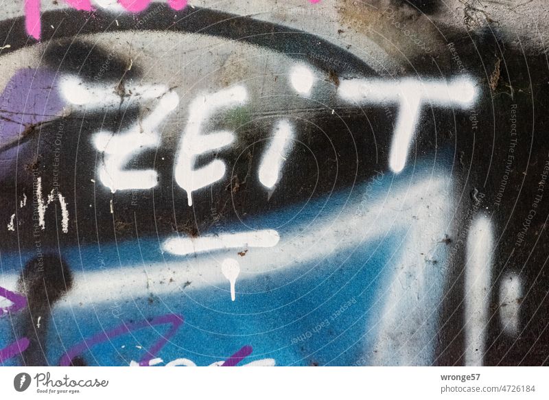 ZEIT - Graffito an einer Betonwand Zeit Weiß Schrift Wand Graffiti Typographie Schmiererei Schriftzeichen Jugendkultur Subkultur Mauer Wort Straßenkunst