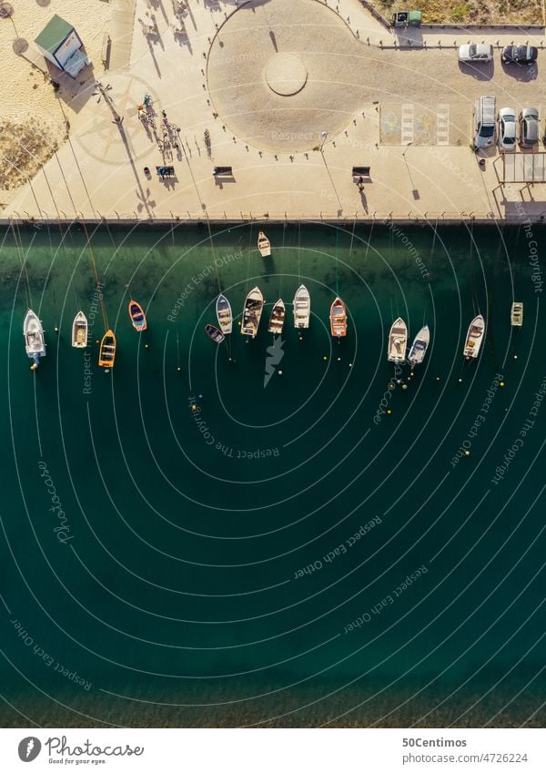 Stiller Hafen von Oben Meerwasser grün Wasserfahrzeug Schifffahrt Küste Bootsfahrt Ruderboot Drohnenansicht Luftaufnahme Blick nach unten Fischerboot