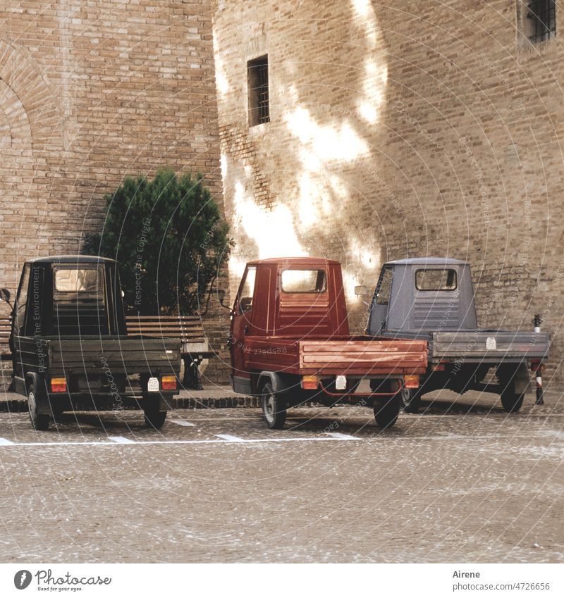 drei kleine Italiener Lastwagen Transporter Farbpalette Dreiklang Farbdreiklang Biene Parkplatz Fuhrpark Lieferfahrzeug Fuhrunternehmen nett ähnlich gleich