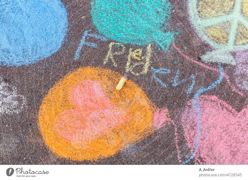 bunte Luftballons das Peace Zeichen und Schriftzug Frieden zuerst mit  Schreibfehler gemalt mit bunter Kreide auf Asphalt - ein lizenzfreies Stock  Foto von Photocase