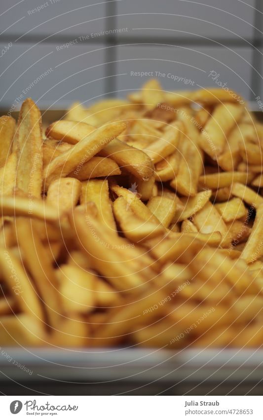 goldgelbe Pommes Pommes frites Pommesbude Kartoffel Fritiertes fritieren heiß Gastronomie viele menge essen und trinken Essen Fastfood Imbiss ungesund Fett