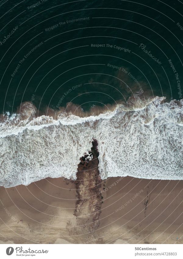 Dunkles Meer von oben - Luftaufnahme Meerwasser Küste Drohnenansicht Blick nach unten Außenaufnahme Farbfoto Menschenleer Ferien & Urlaub & Reisen Sommerurlaub
