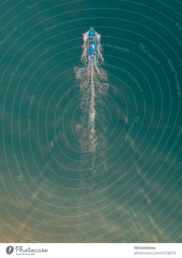 Kleines Fischerboot am Meer von oben Pazifik Ozean leer klein blau allein Erholung Schönes Wetter Ferne Freiheit Sommer Wasser Sommerurlaub