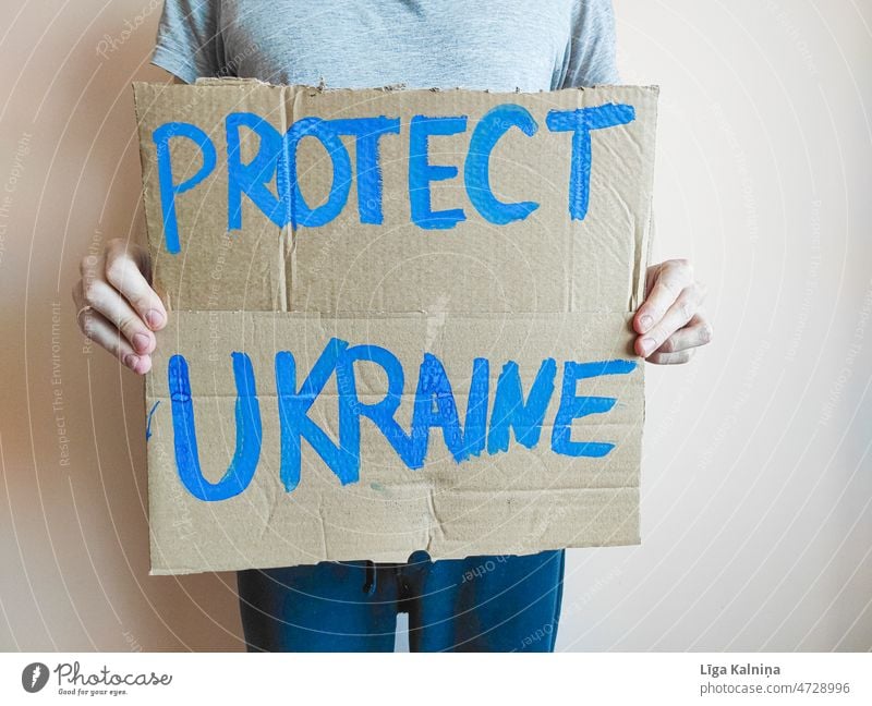 Protect Ukraine auf Pappschild geschrieben protestieren Kundgebung Politik & Staat Solidarität Gesellschaft (Soziologie) Verantwortung Menschenrechte