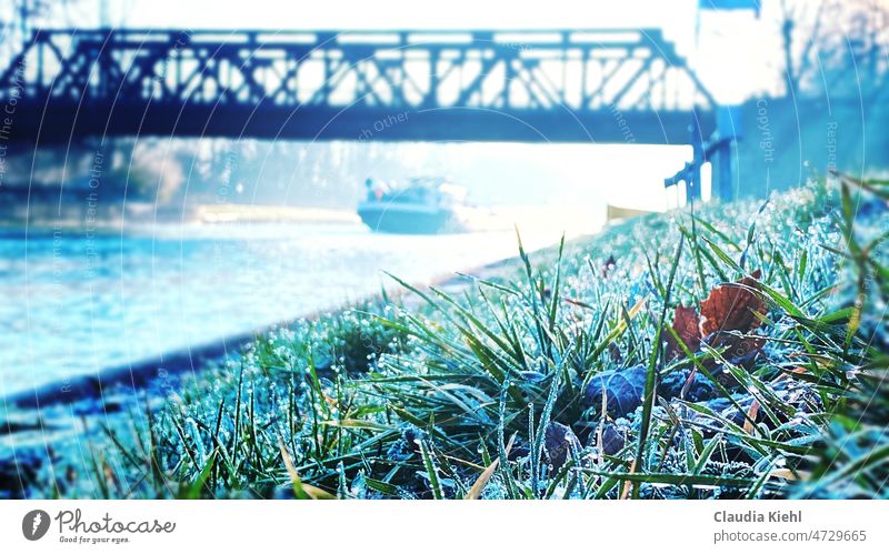 Herbststimmung am Kanal Morgenstimmung Gräser mit Tautropfen Spätwinter Gras Leben am Kanal Gräser im Licht Eisenbahnbrücke sanftes Morgenlicht am Wasser