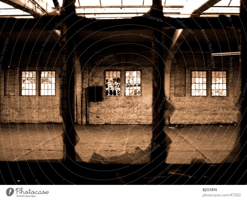 the lost #02 Fabrik Gebäude Fenster Scherbe gebrochen dunkel gruselig Einsamkeit Mauer Außenaufnahme Bahnhof güthernahnhof leerstehend Fensterscheibe