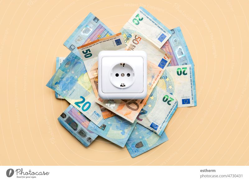 Steckdose mit Euro-Rechnungen elektrische Leistung Elektrizität Energie Wirtschaft Euro-Scheine Krise Technik & Technologie Zahlungen Filmriss Vollendung