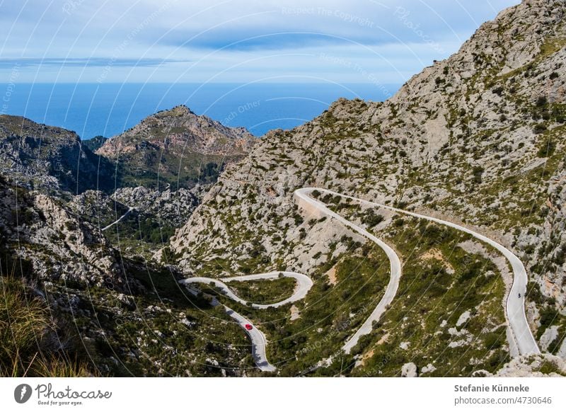 Kurvenreiche Straße auf Mallorca auf dem Weg nach Sa Calobra Urlaub Weitwinkel Spanien Außenaufnahme Farbfoto Höhenstraße Gebirgspass Serpentinenstraße Berghang