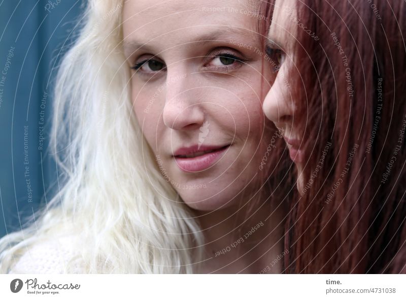 Blicke frauen zwei langhaarig blond rothaarig blick mehrdeutig freundschaft zusammen gemeinsam portrait gesicht feminin Anblick