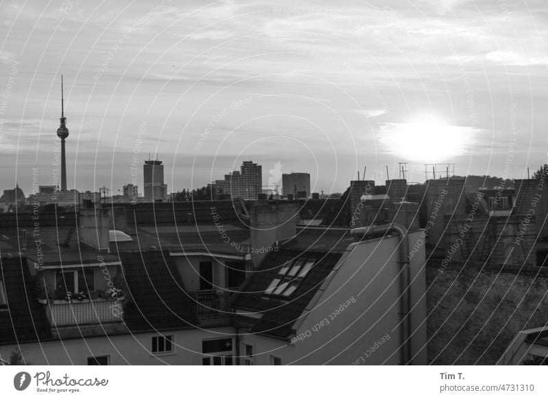 Blick über einen Hinterhof, einer Stadt mit Fernsehturm Berlin Friedrichshain s/w bnw Schwarzweißfoto Tag Menschenleer Außenaufnahme Architektur Hauptstadt