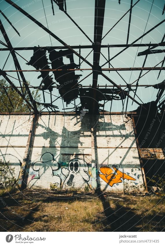 Lost Land Love - geisterhafter Hangar lost places Zerstörung Strukturen & Formen Endzeitstimmung Sonnenlicht Zahn der Zeit zurückerobern Wandel & Veränderung