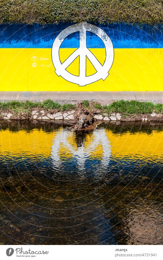 Peacesymbol auf ukrainischer Flagge Frieden Krieg Konflikt & Streit Politik & Staat Zeichen Symbole & Metaphern Ukraine blau gelb Wasser Reflexion & Spiegelung