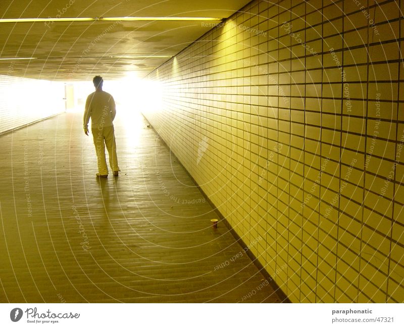 Licht in der Station Mann mehrere gelb Gegenlicht Beleuchtung erleuchten Schattenspiel gegen Kaffeebecher Karton Bodenbelag lang U-Bahn Endzeitstimmung Stil
