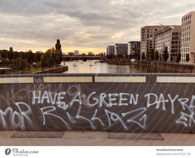 Green Day Nachhaltigkeit nachhaltig Umweltschutz Klimaschutz Brücke Hafen umweltfreundlich Straßenkunst Schriftzug Aufforderung