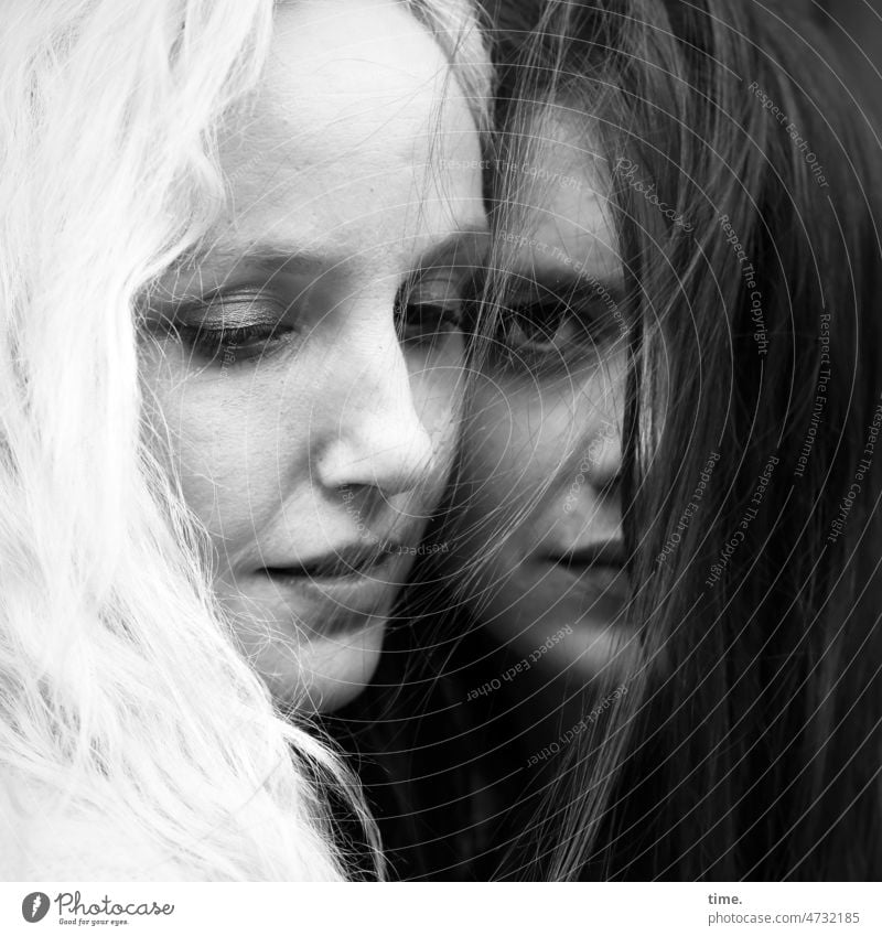 Blicke frauen zwei langhaarig blond blick mehrdeutig freundschaft zusammen gemeinsam portrait gesicht feminin Anblick dunkelhaarig blick nach unten