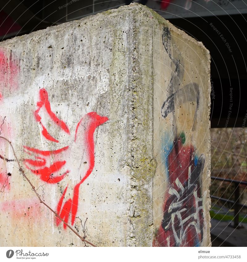 gesprayte rote Friedenstaube an einem Betonpfeiler / Graffiti / Solidarität / Ukrainekrieg blutrot Krieg Hoffnung Politik & Staat Freiheitskampf Friedenswunsch