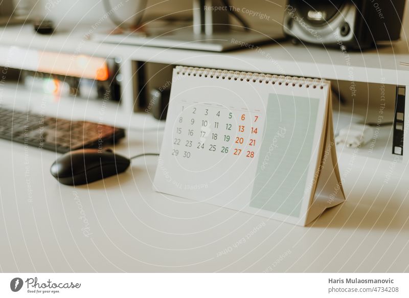 Büro zu Hause mit Kalender Agenda Ernennung Hintergrund Business Geschäftsmann beschäftigt Rechner Computer Konzept täglich Termin & Datum Frist Design