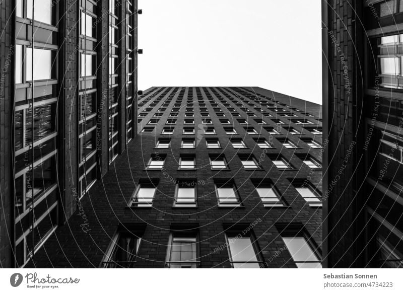 Blick nach oben auf eine Backsteinfassade Gebäude Architektur Monochrom Großstadt Stein Wand Himmel Konstruktion Tourismus historisch Stadt alt Weitwinkel