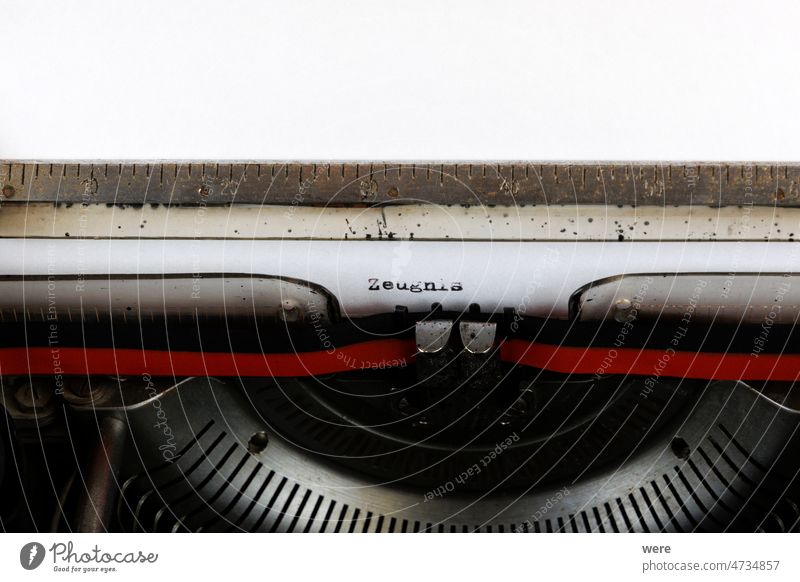 Das deutsche Wort Zeugnis auf einer alten mechanischen Schreibmaschine geschrieben Auftrag Hier klicken Brief stoppen antik schwarz Vertragsrecht Arbeitsvertrag
