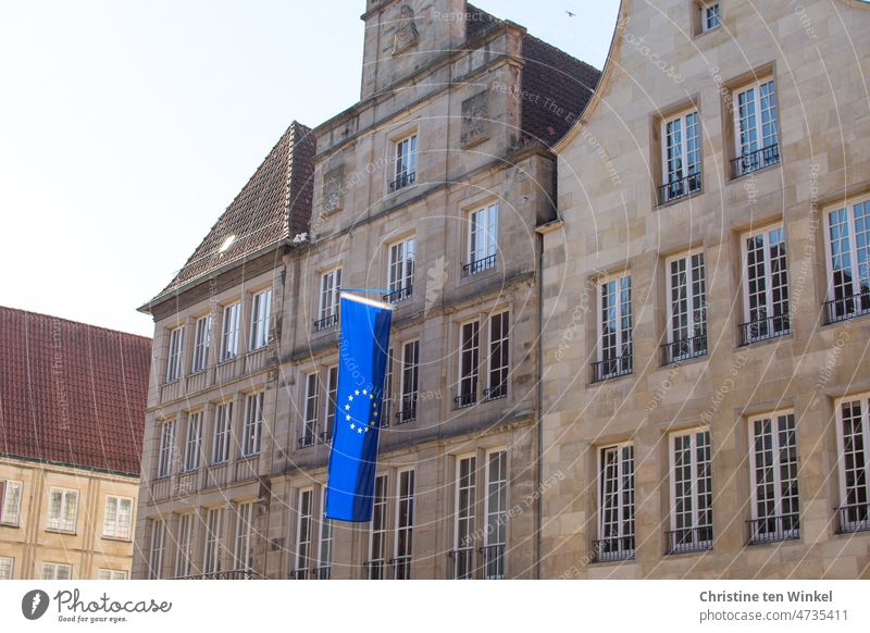 Die europäische Flagge weht an einem historischen Gebäude am Prinzipalmarkt in Münster in Westfalen Europa Fahne Zeichen Frieden Fenster Politik & Staat