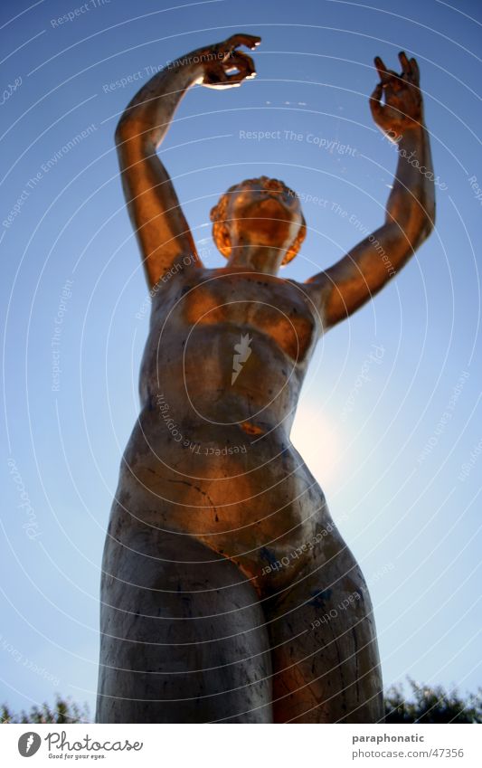Goldene Frau Sommer fein Statue gefroren bewegungslos Mensch stehen Gegenlicht erleuchten Spielen verträumt träumen Außenaufnahme historisch Himmel Klarheit