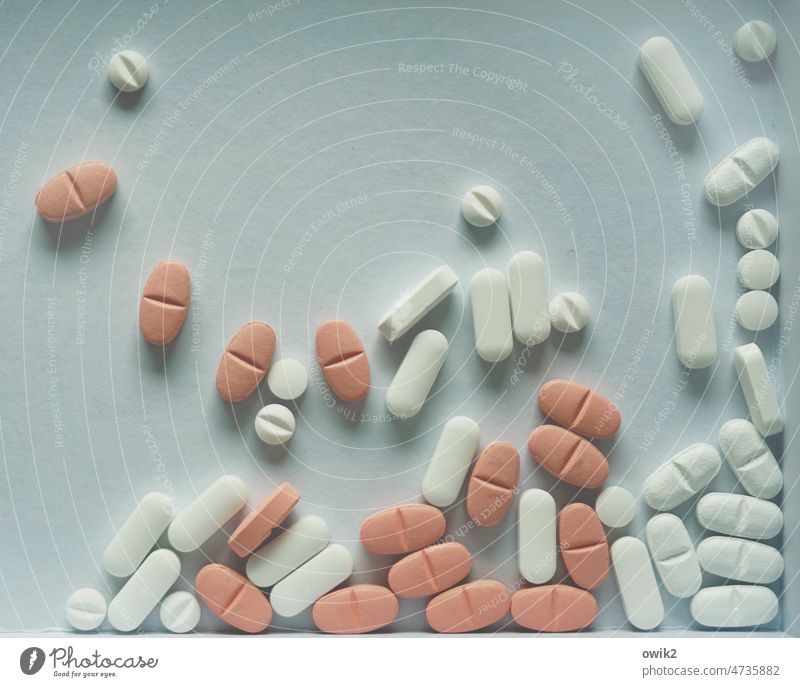 Einmal täglich Tabletten Medikament Gesundheit Medizin Pillen Behandlung Therapie viele Menge Dosis Überdosierung Krankheit Gesundheitswesen Verschreibung