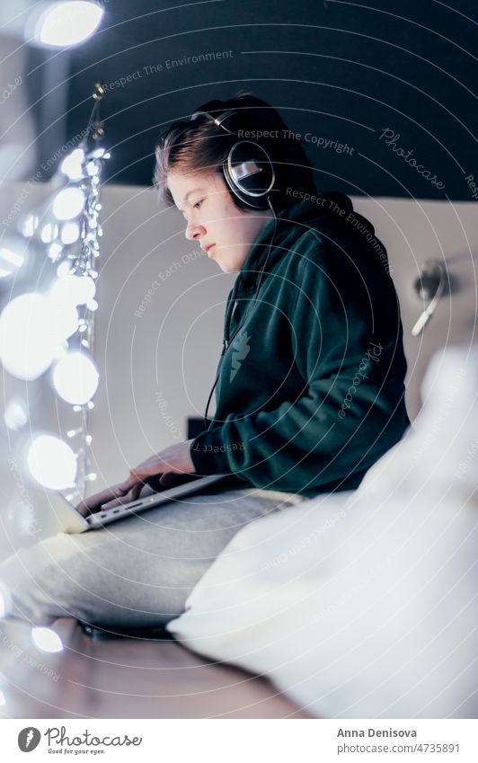 Teenager-Mädchen mit Laptop in der Wohnung online Schule Kind digital Bildung Hausaufgabe Selbstisolierung Technik & Technologie Computer heimwärts Kindheit
