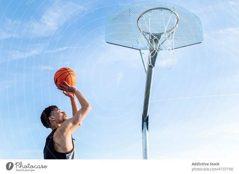 Gesichtsloser Mann wirft Ball in Reifen Sportler werfen Basketball Spiel spielen punkten Training Tor Blauer Himmel Spieler Hobby Streetball Herausforderung
