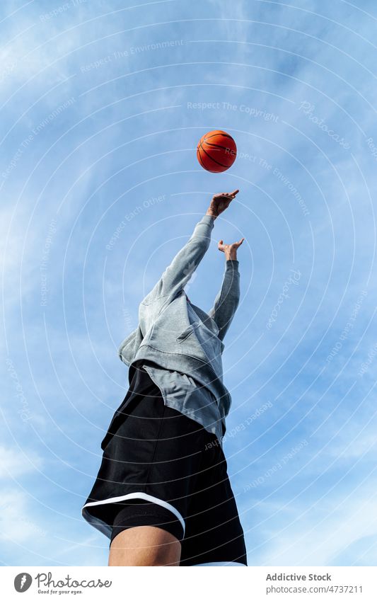 Unbekannter Mann wirft Ball in die Luft werfen Basketball Spiel Spieler spielen Sport Training Hobby Gesunder Lebensstil Sportler männlich Aktivität Sommer