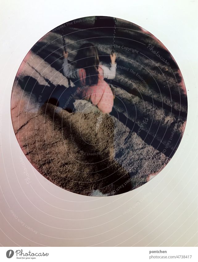 Polaroid zeigt ein schaukelndes Kind von hinten Schaukel kleinkind mädchen spielplatz polaroid Kindheit Bewegung Außenaufnahme Sand