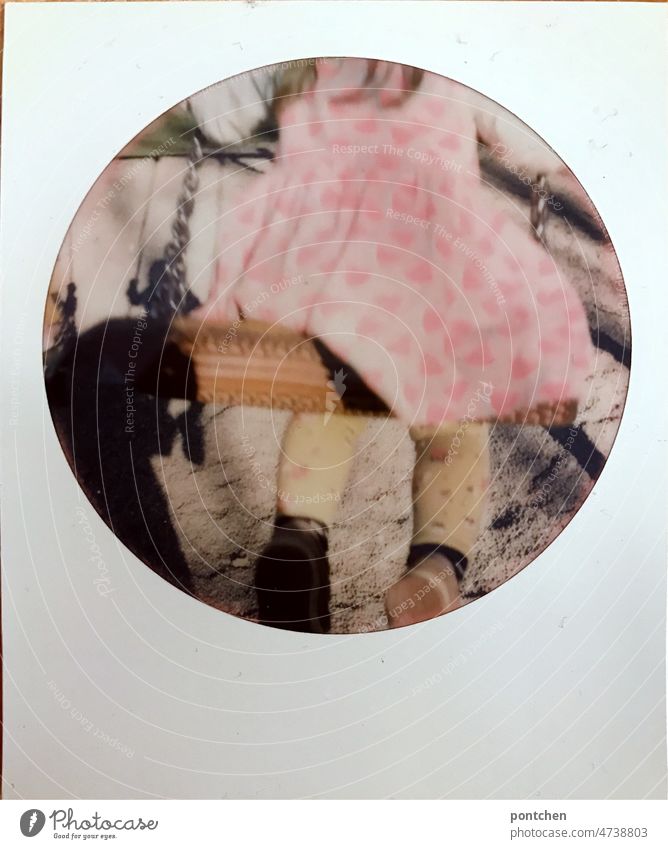 Ein bunt gekleidetes Kind auf einer Schaukel. Polaroid. Nostalgie. Kindheit polaroid schaukel farbenfroh kindheit spielplatz schaukeln Spielen Freude