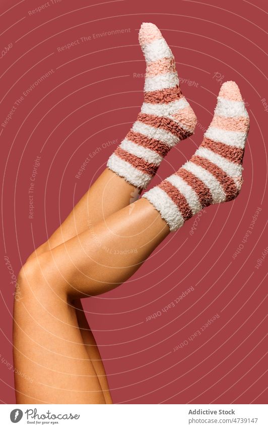 Beine einer anonymen Frau in Socken Kniestrümpfe Stil gemütlich weich Fuß trendy feminin Individualität schlank Streifen Model angehobene Beine lebhaft Atelier