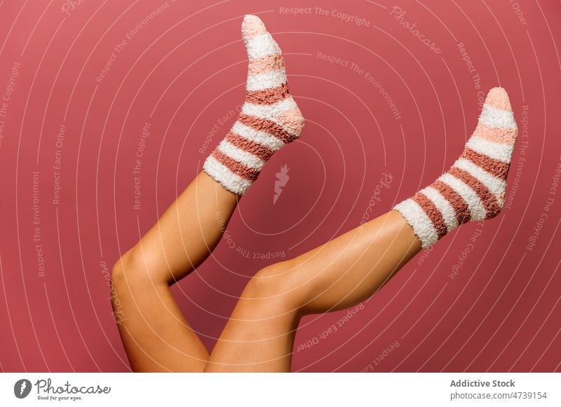 Beine einer anonymen Frau in Socken Kniestrümpfe Stil gemütlich weich Fuß trendy feminin Individualität schlank Streifen Model angehobene Beine lebhaft Atelier