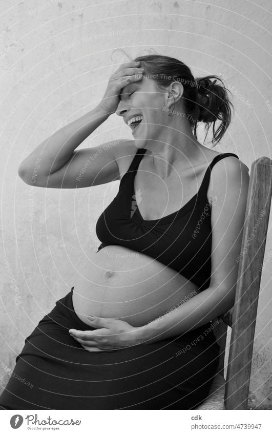 Schwangerschaft | in schwarzweiß | in anderen Umständen sein. Mensch Frau Schwangere Babybauch Bauch Schwarzweißfoto Hand umschliessen umarmen berühren fühlen