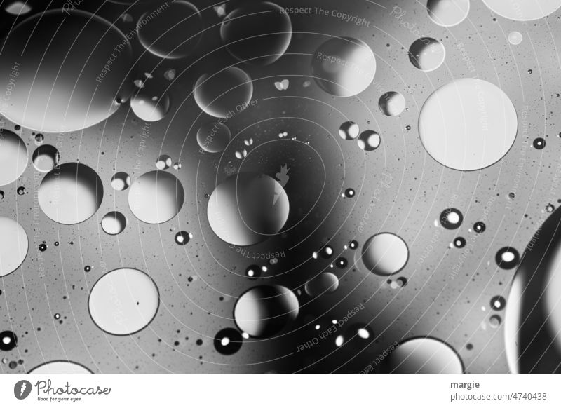 Tropfen Punkte rund perlen schwarz Kontrast viele Außenaufnahme Lichteinfall bubbles blasen größenverhältnis Strukturen & Formen Detailaufnahme Makroaufnahme
