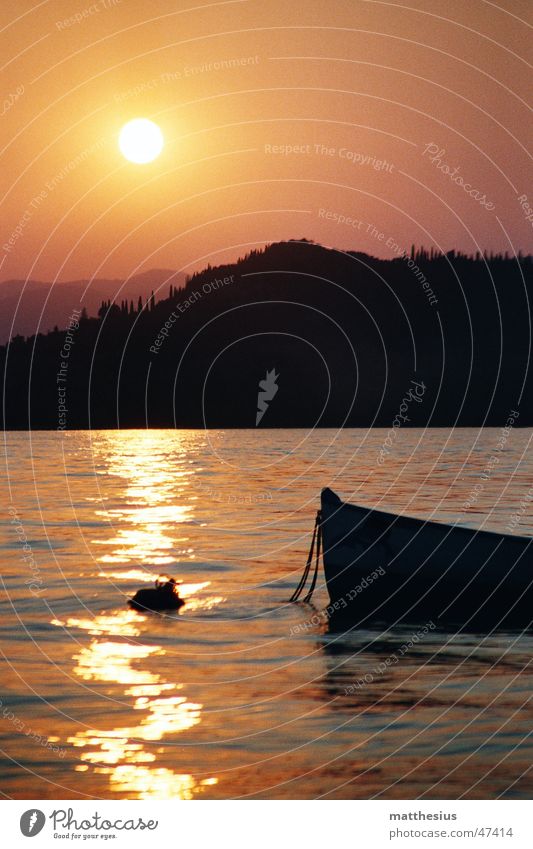 Sonnenuntergang am Gardasee rot See Bardolino Wasserfahrzeug Licht Fischerboot Romantik Physik orange Schatten Wärme