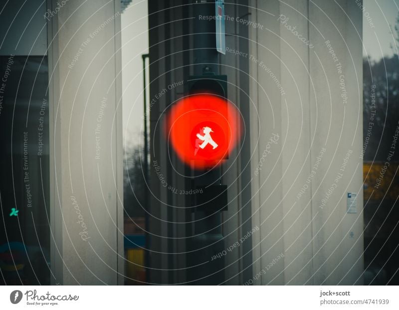 Ampel für Fußgänger ist grün und leuchtet aber rot Fußgängerampel Piktogramm ampelmännchen Technik & Technologie Mobilität leuchten Verkehrszeichen Signal