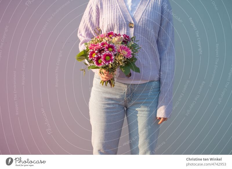Farbcontest | rosa und hellblau Blumenstrauß Frühling junge Frau Porträt posieren Licht und Schatten blühen helle Farben Hand blühend hübsch halten schön