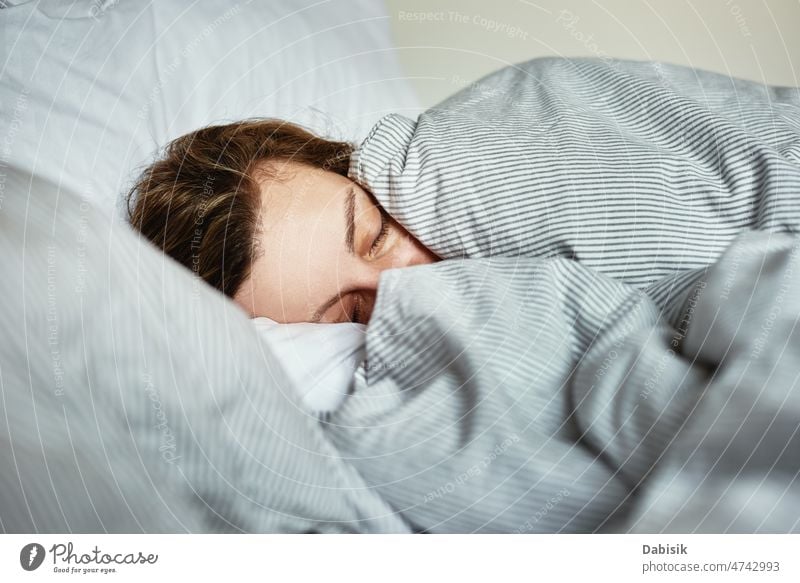 Schlafende Frau im Bett schlafen sich[Akk] entspannen Schlafzimmer Lügen ruhen Kaukasier Lifestyle schön niedlich müde Erholung hübsch Komfort Erwachsener