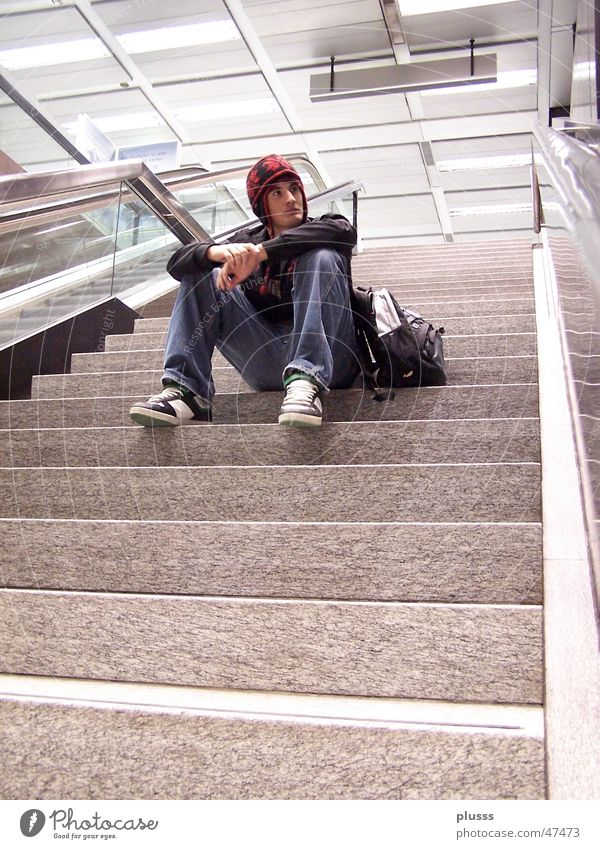 Gedankenversunken Stil Schulgebäude Mann Erwachsene Jugendliche Bahnhof Flughafen Rolltreppe Denken sitzen träumen warten Einsamkeit Ziel planlos untergehen